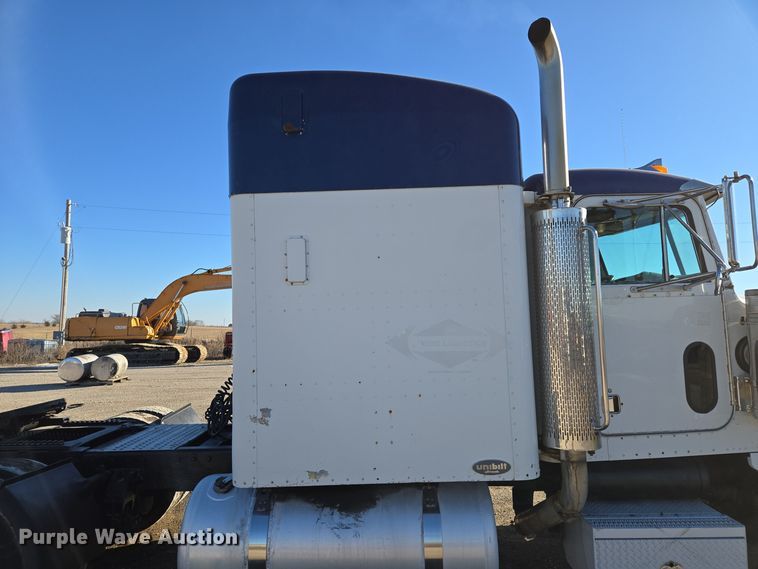 image for item EQ3911 2001 Peterbilt 379 semi truck