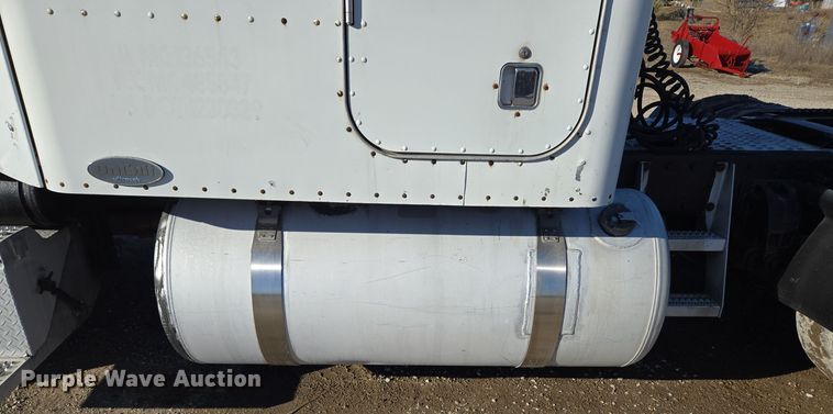 image for item EQ3911 2001 Peterbilt 379 semi truck