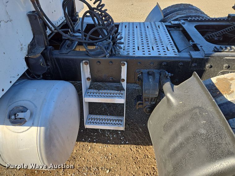 image for item EQ3911 2001 Peterbilt 379 semi truck