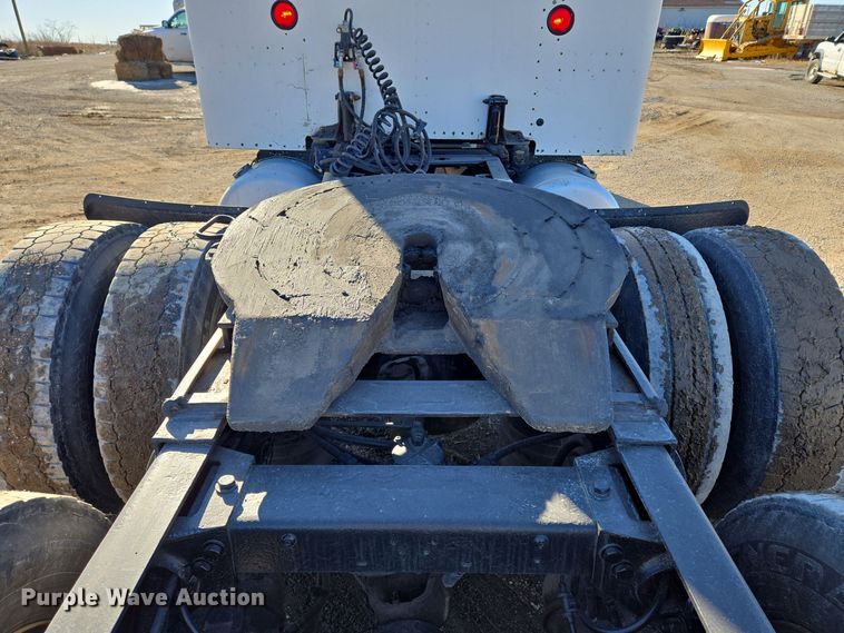 image for item EQ3911 2001 Peterbilt 379 semi truck