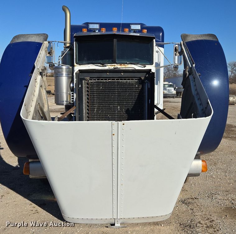 image for item EQ3911 2001 Peterbilt 379 semi truck