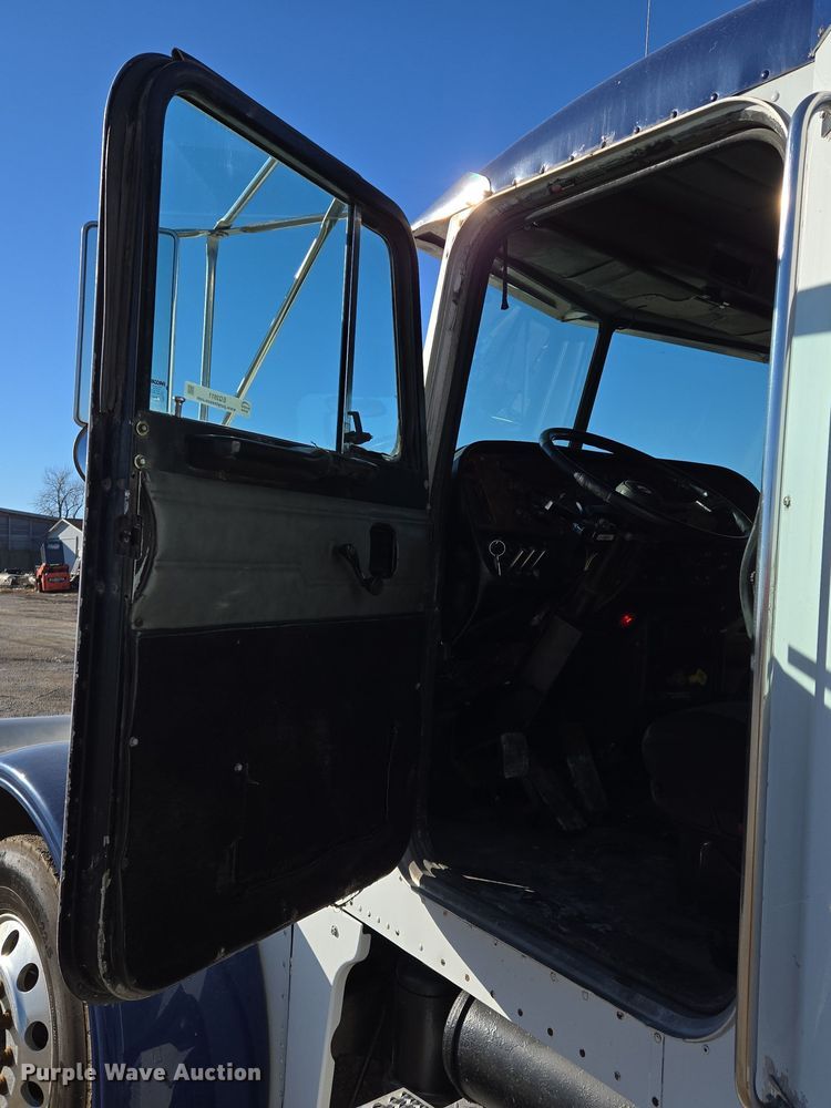 image for item EQ3911 2001 Peterbilt 379 semi truck