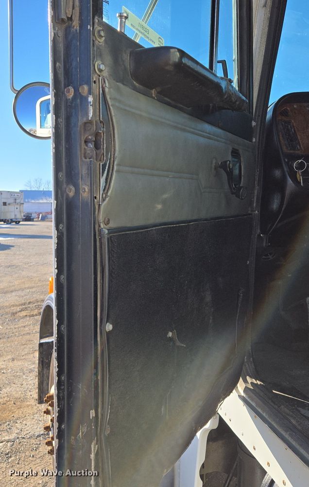 image for item EQ3911 2001 Peterbilt 379 semi truck