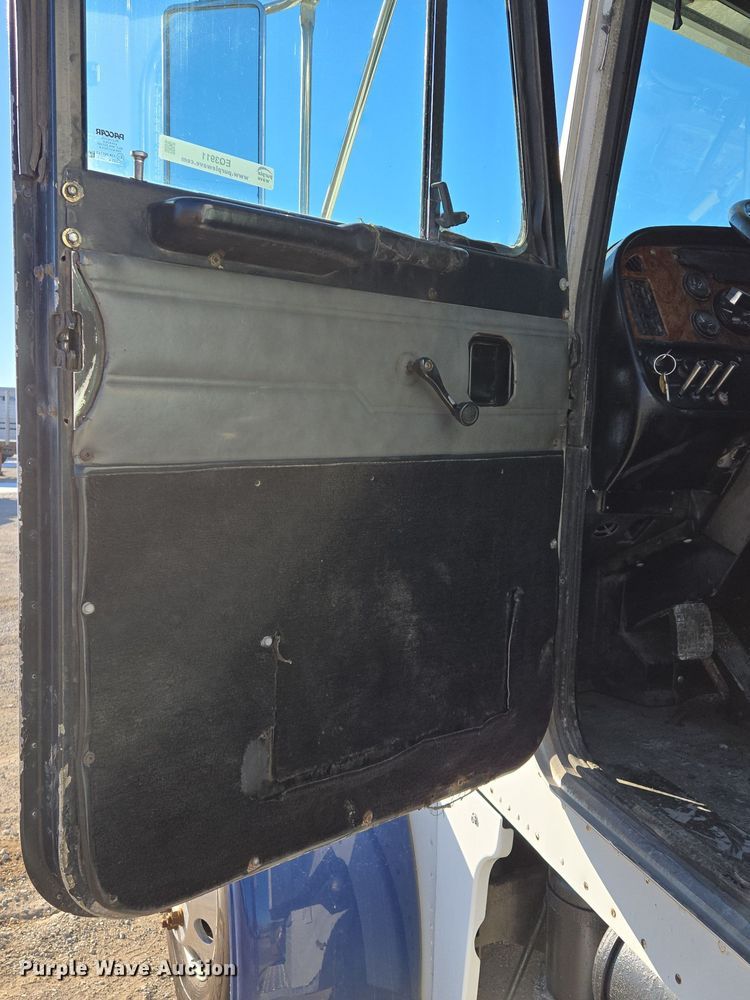 image for item EQ3911 2001 Peterbilt 379 semi truck