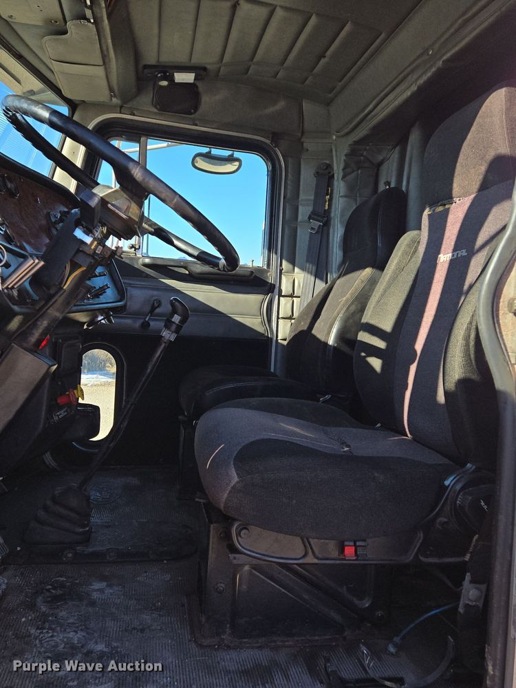 image for item EQ3911 2001 Peterbilt 379 semi truck