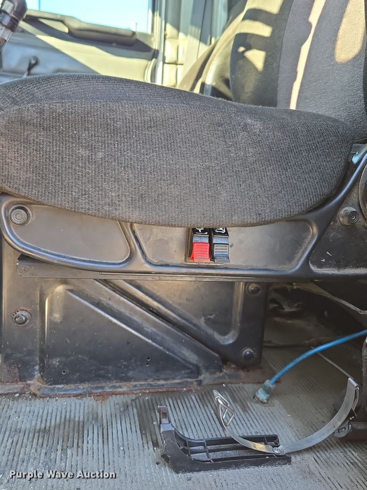 image for item EQ3911 2001 Peterbilt 379 semi truck