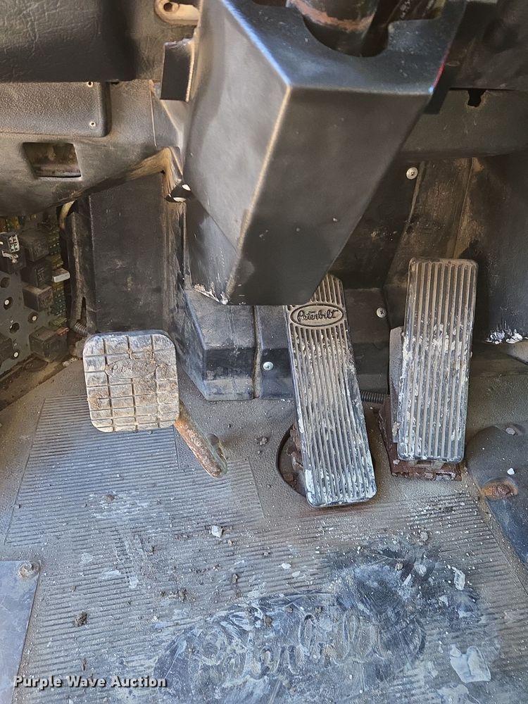 image for item EQ3911 2001 Peterbilt 379 semi truck