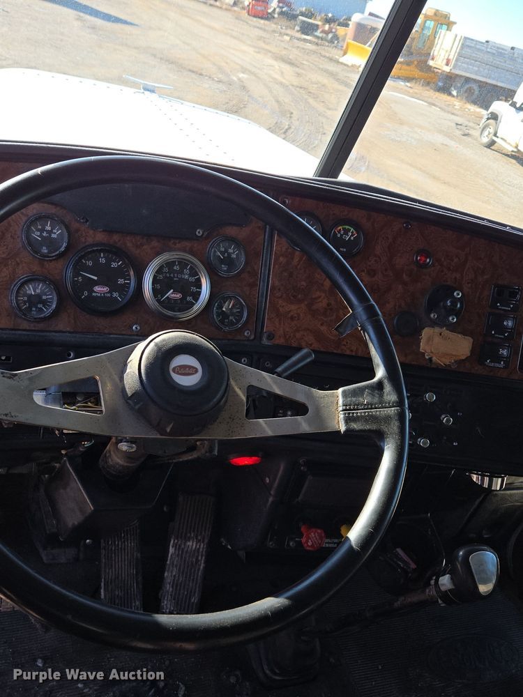 image for item EQ3911 2001 Peterbilt 379 semi truck