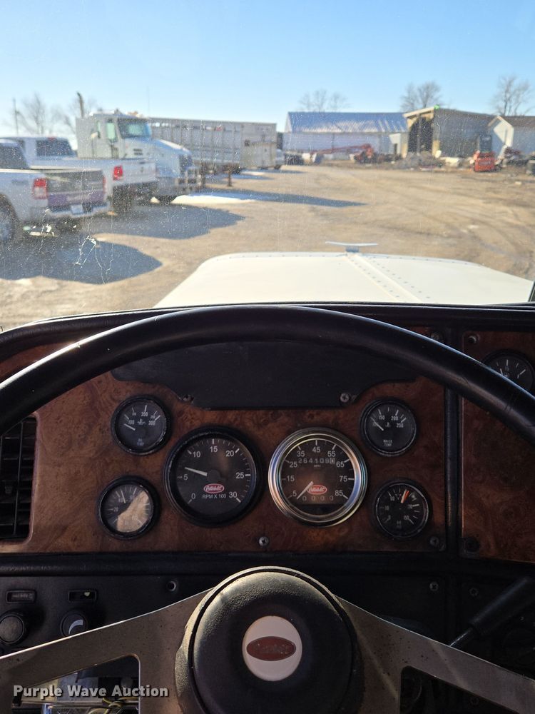 image for item EQ3911 2001 Peterbilt 379 semi truck