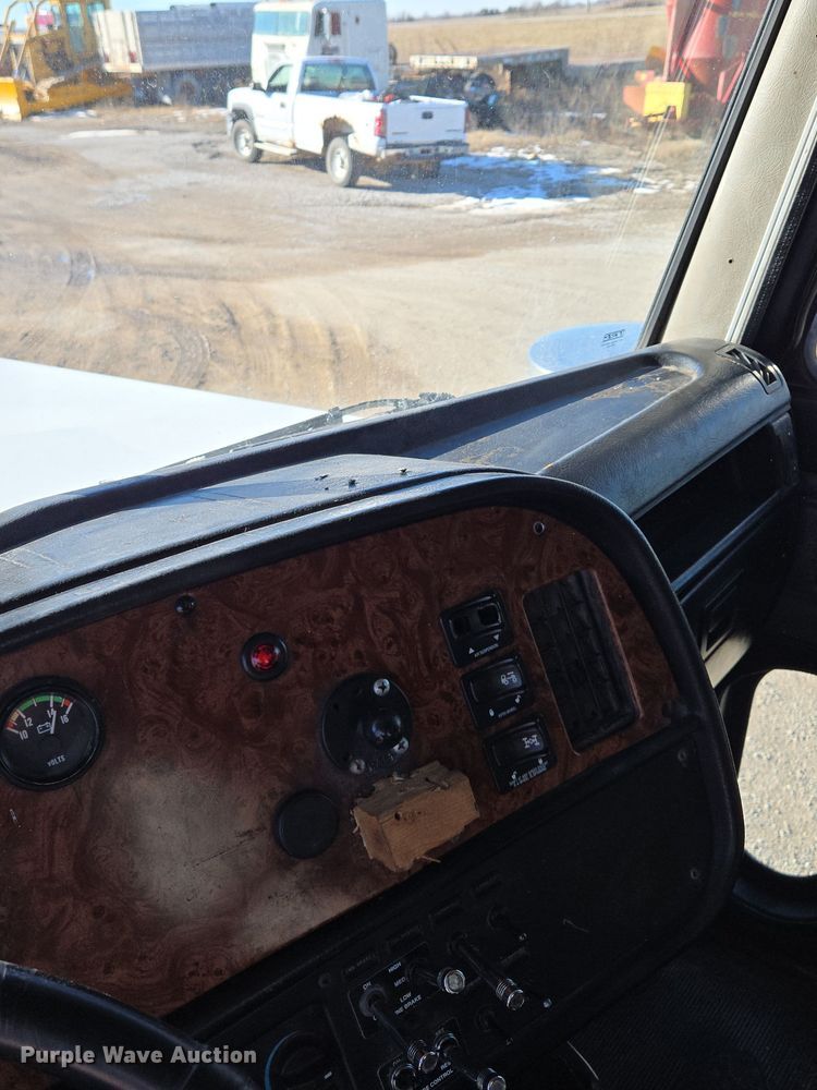 image for item EQ3911 2001 Peterbilt 379 semi truck