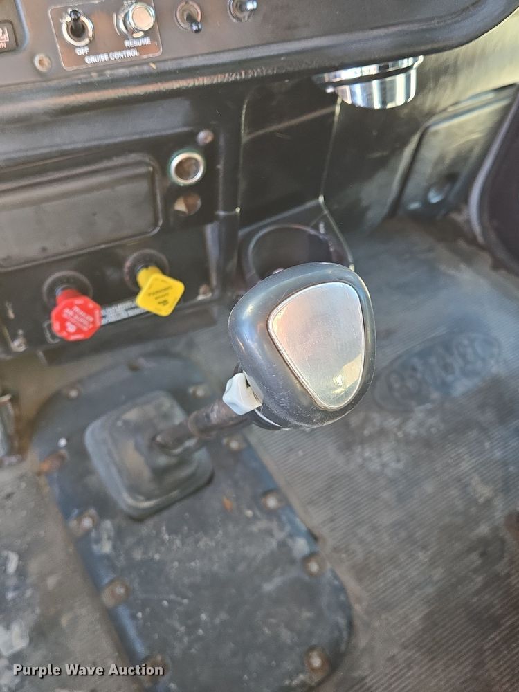 image for item EQ3911 2001 Peterbilt 379 semi truck