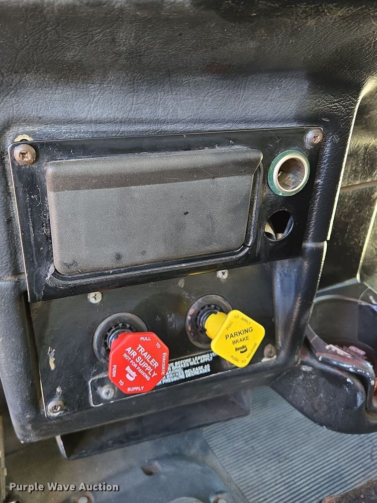 image for item EQ3911 2001 Peterbilt 379 semi truck