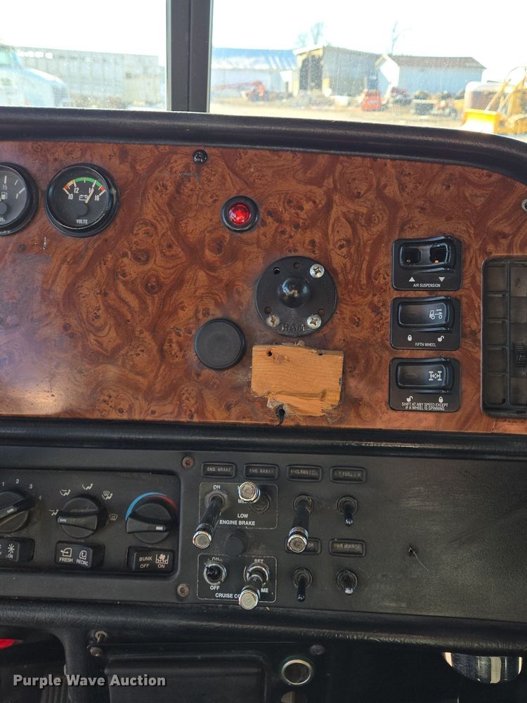 image for item EQ3911 2001 Peterbilt 379 semi truck