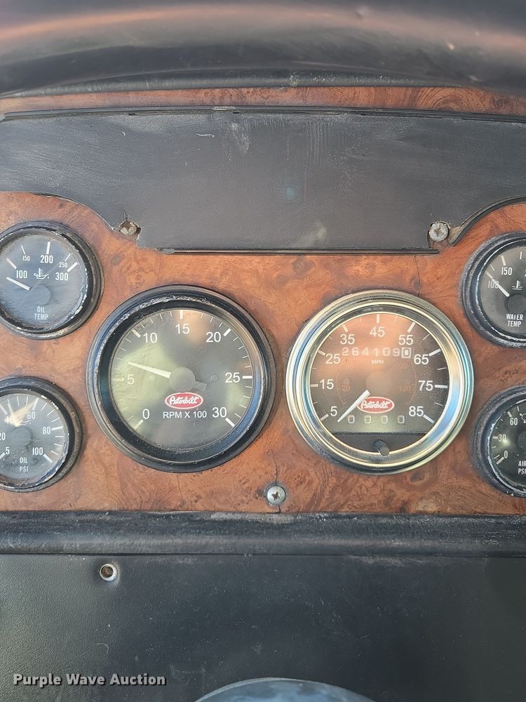 image for item EQ3911 2001 Peterbilt 379 semi truck