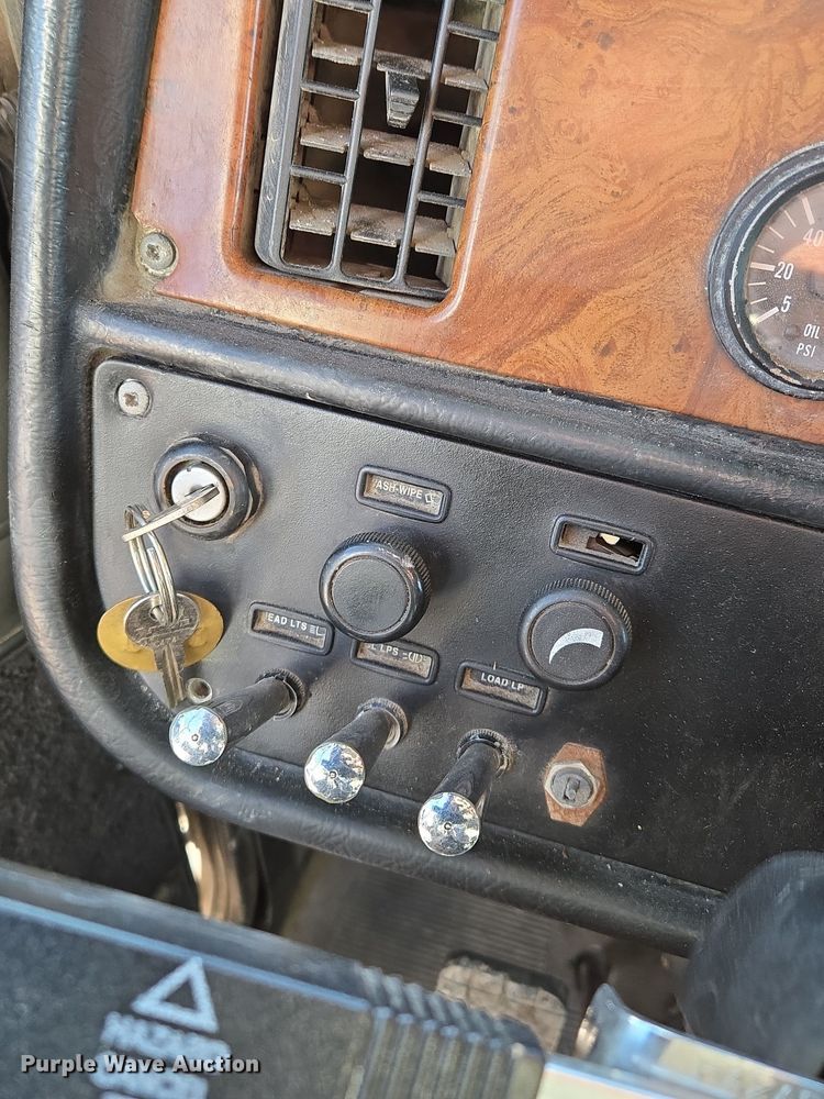 image for item EQ3911 2001 Peterbilt 379 semi truck