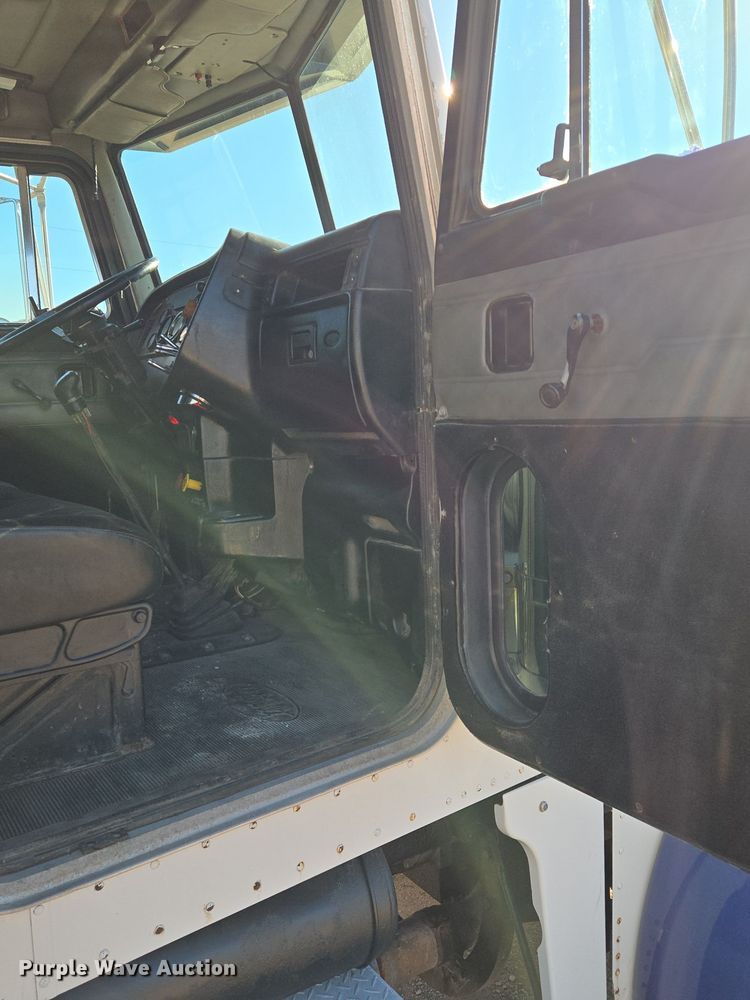 image for item EQ3911 2001 Peterbilt 379 semi truck