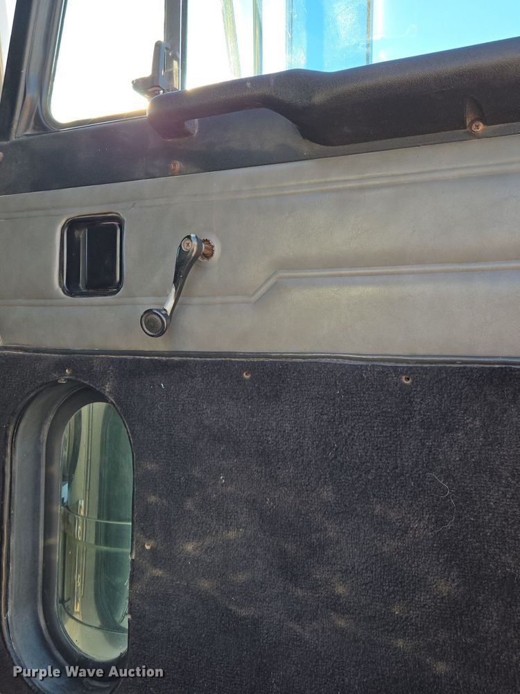 image for item EQ3911 2001 Peterbilt 379 semi truck