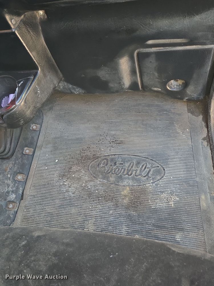 image for item EQ3911 2001 Peterbilt 379 semi truck