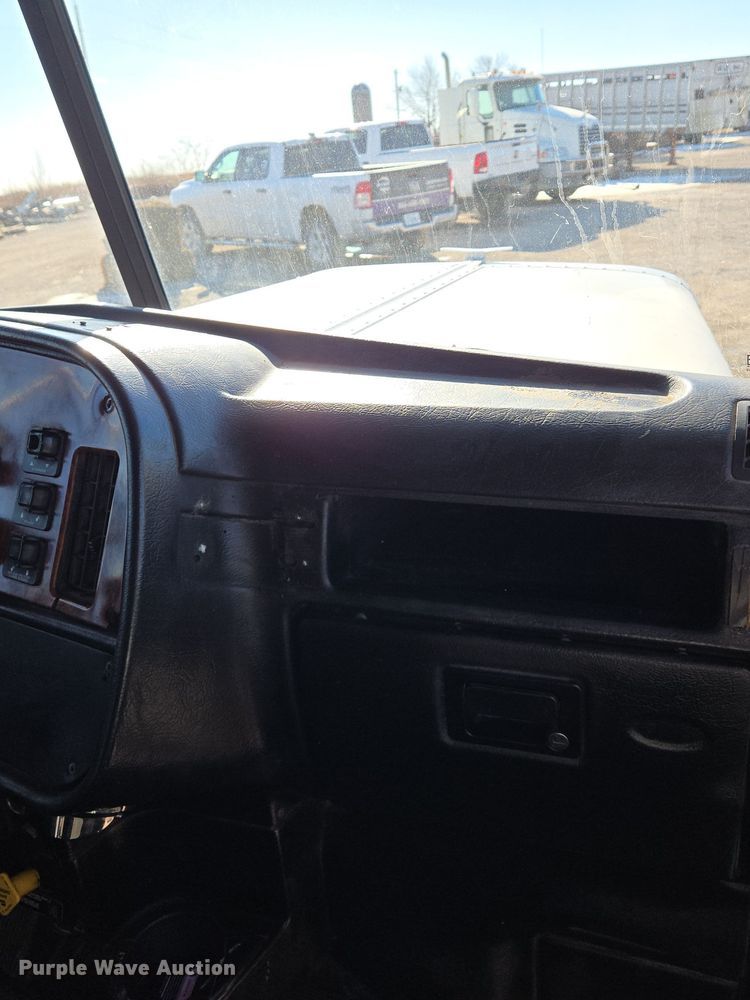 image for item EQ3911 2001 Peterbilt 379 semi truck