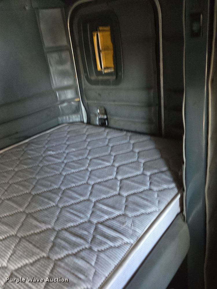 image for item EQ3911 2001 Peterbilt 379 semi truck