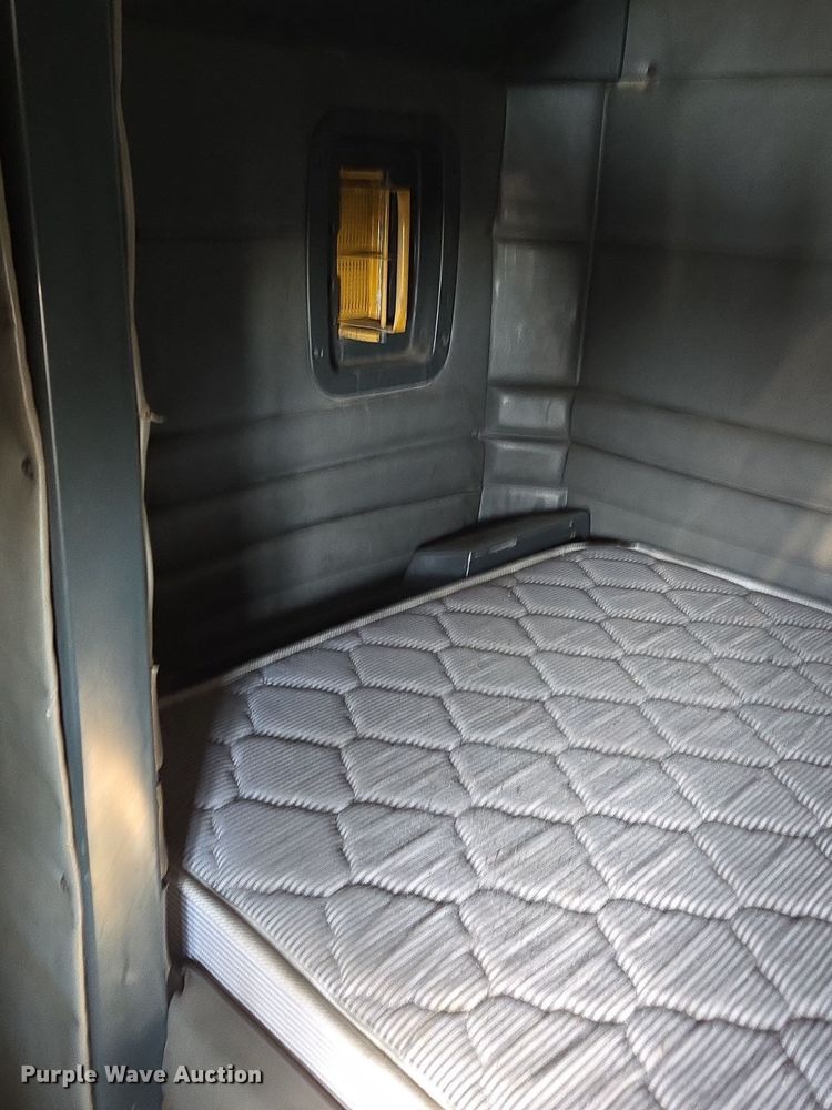 image for item EQ3911 2001 Peterbilt 379 semi truck