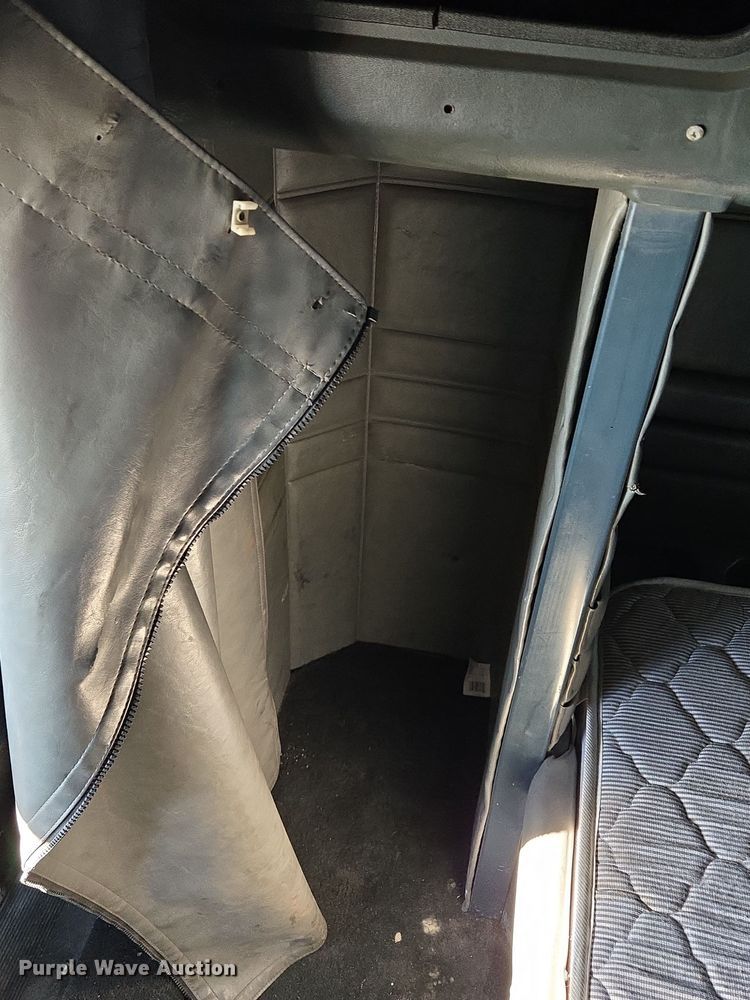 image for item EQ3911 2001 Peterbilt 379 semi truck