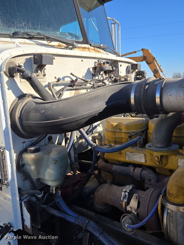 image for item EQ3911 2001 Peterbilt 379 semi truck