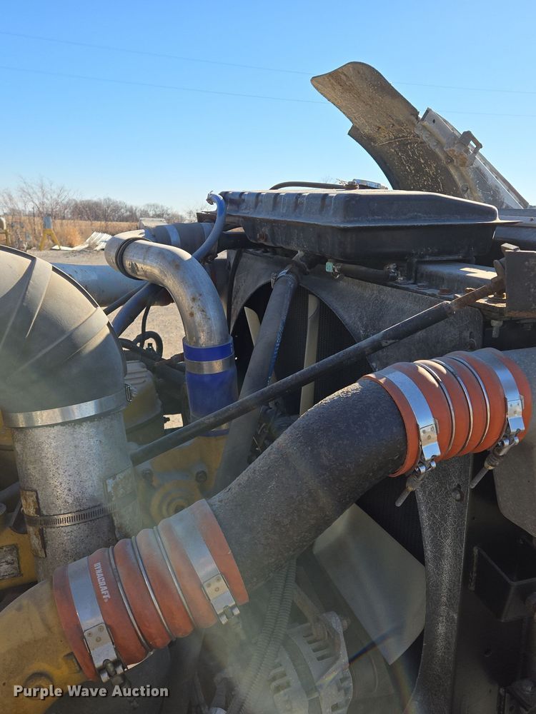 image for item EQ3911 2001 Peterbilt 379 semi truck