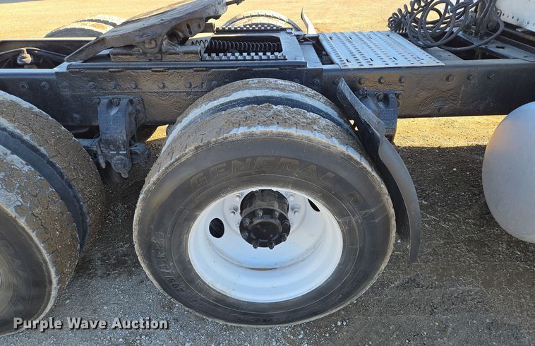 image for item EQ3911 2001 Peterbilt 379 semi truck