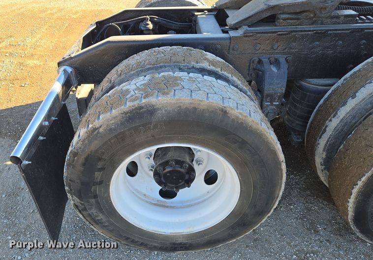 image for item EQ3911 2001 Peterbilt 379 semi truck