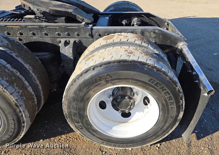 image for item EQ3911 2001 Peterbilt 379 semi truck