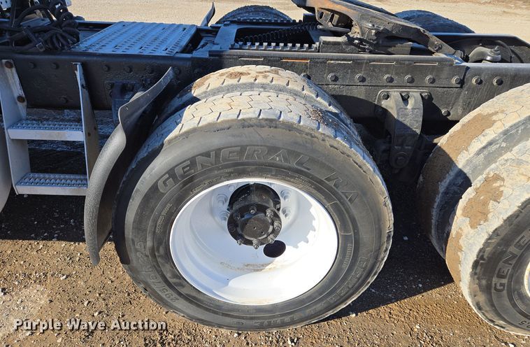 image for item EQ3911 2001 Peterbilt 379 semi truck