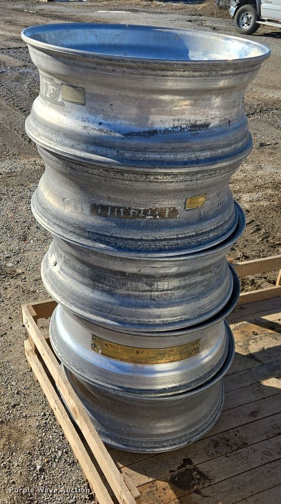 image for item EQ3916 (5) 22.5 aluminum wheels 