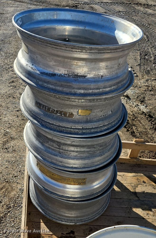 image for item EQ3916 (5) 22.5 aluminum wheels 