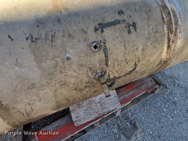 image for item EQ3919 (2) fuel tanks 