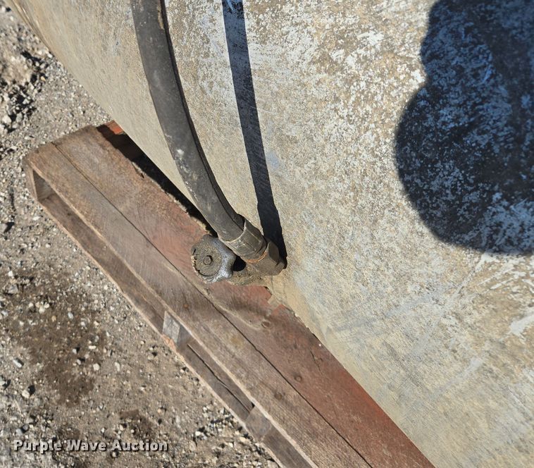 image for item EQ3919 (2) fuel tanks 