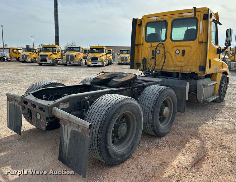 image for item ER4857 2018 Freightliner Cascadia 125 semi truck