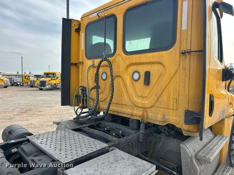 image for item ER4857 2018 Freightliner Cascadia 125 semi truck