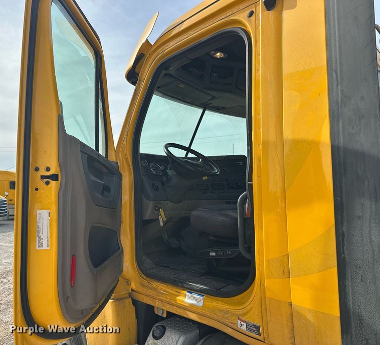 image for item ER4857 2018 Freightliner Cascadia 125 semi truck