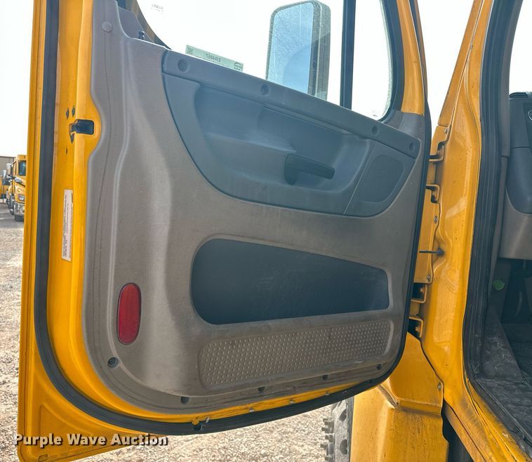 image for item ER4857 2018 Freightliner Cascadia 125 semi truck