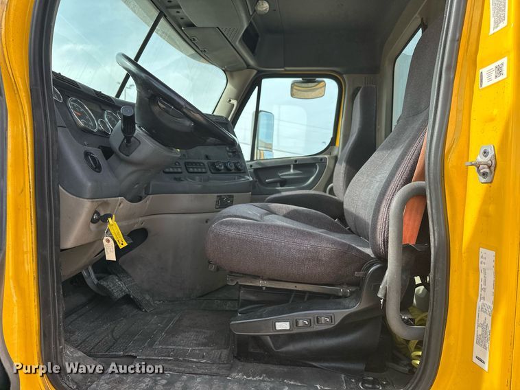 image for item ER4857 2018 Freightliner Cascadia 125 semi truck