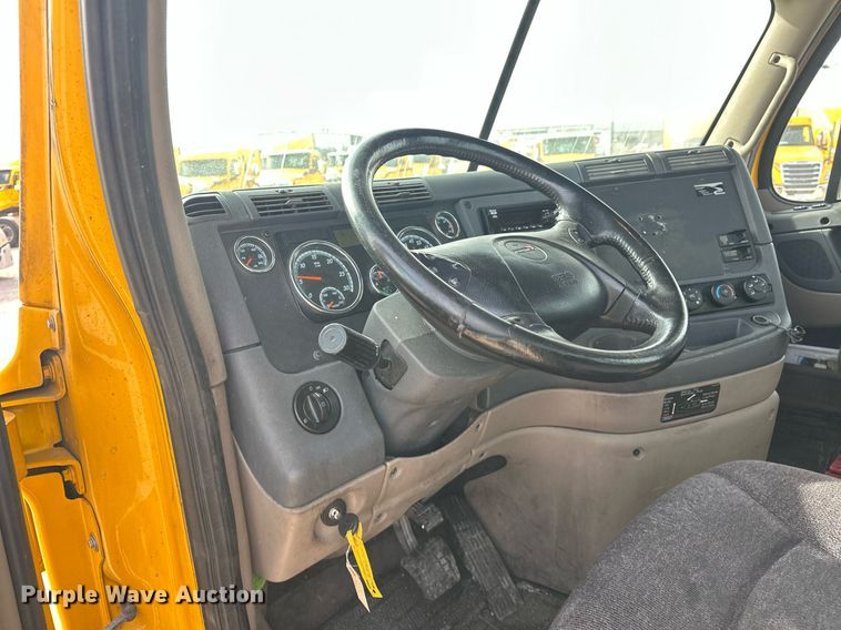 image for item ER4857 2018 Freightliner Cascadia 125 semi truck