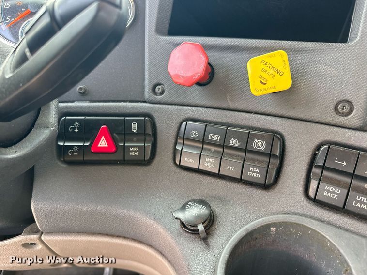 image for item ER4857 2018 Freightliner Cascadia 125 semi truck