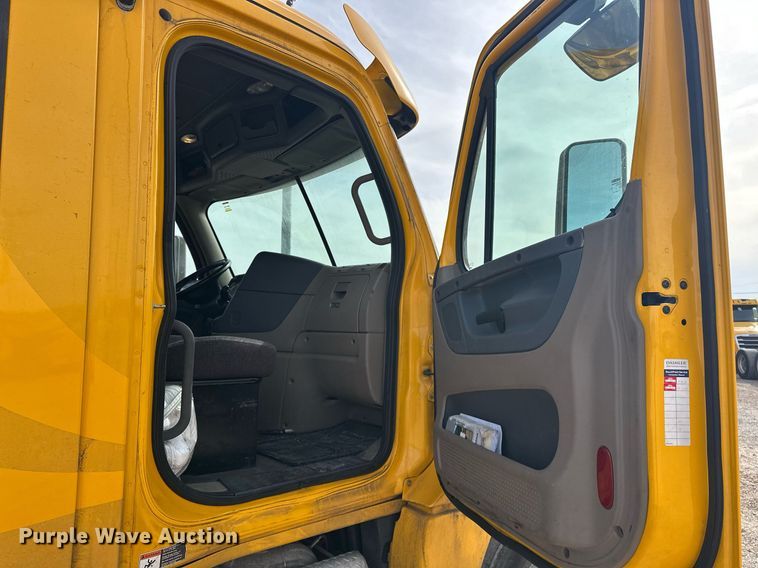 image for item ER4857 2018 Freightliner Cascadia 125 semi truck