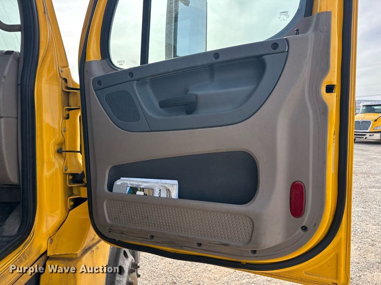 image for item ER4857 2018 Freightliner Cascadia 125 semi truck