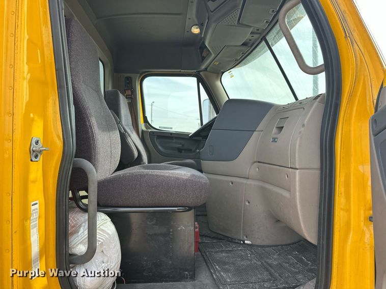 image for item ER4857 2018 Freightliner Cascadia 125 semi truck