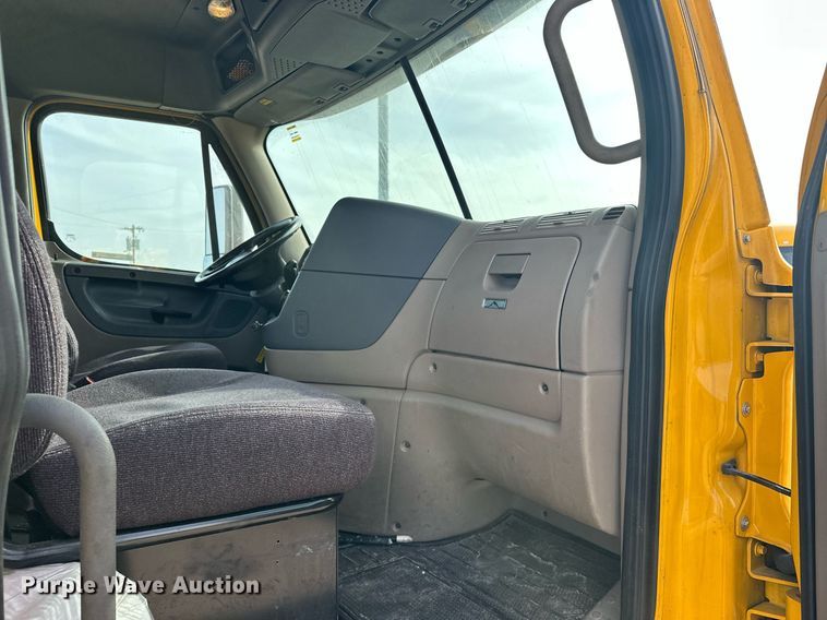 image for item ER4857 2018 Freightliner Cascadia 125 semi truck