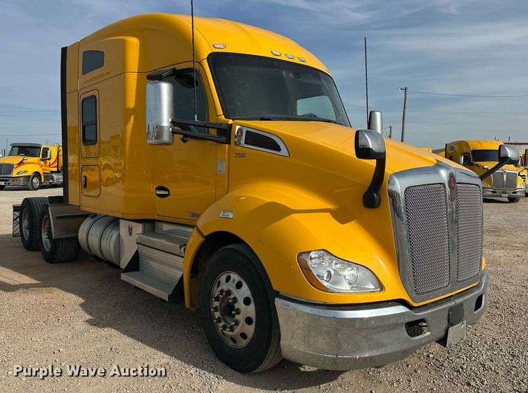 image for item ER4858 2021 Kenworth T680 semi truck
