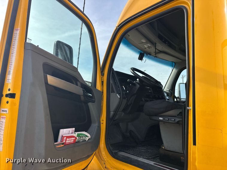 image for item ER4858 2021 Kenworth T680 semi truck