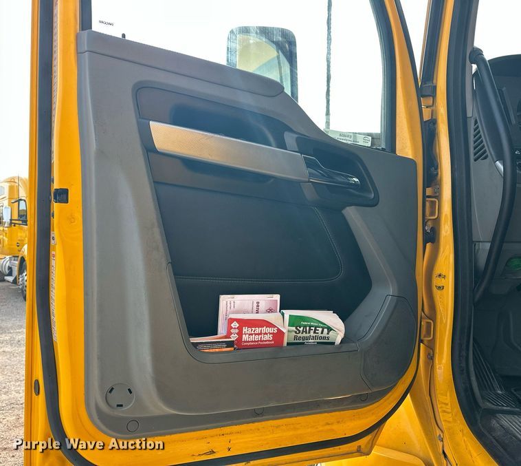 image for item ER4858 2021 Kenworth T680 semi truck